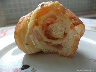 Чесночно-розмариновые булочки с беконом и сыром