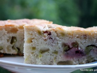 Клубнично-ревенный кекс с лаймом
