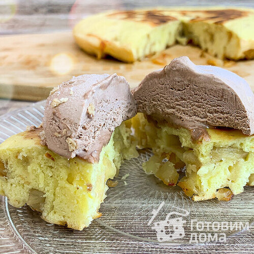 Шарлотка с яблоками на сковороде