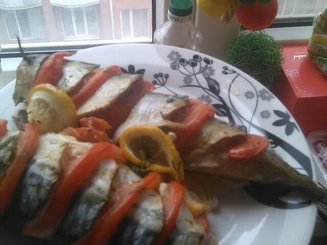 Запеченная скумбрия с укропом и помидорами