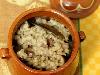 Koča или ķūķis (перловая каша с копченым беконом и луком)