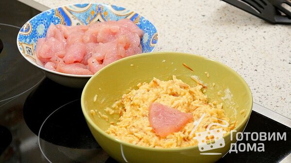 Куриное мясо в трёх видах кляра: из колбасного сыра, крабовых палочек и колбасы фото к рецепту 8