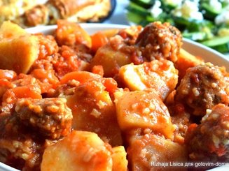 Юварлакя коккинисто (тефтели в соусе)
