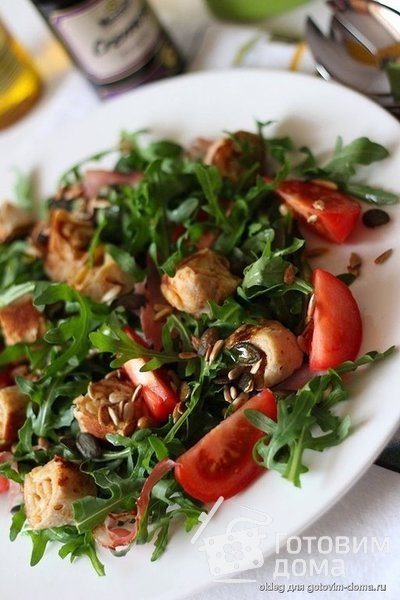 Салат из рукколы, помидор и блинных рулетиков фото к рецепту 1