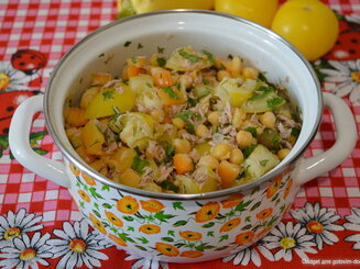 Салат с горохом нут, тунцом и томатами
