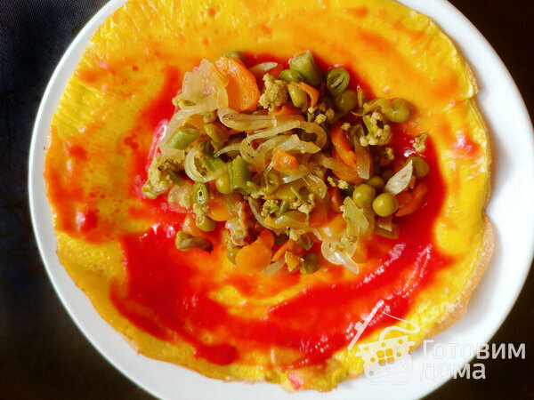 Яичный рулет с овощами и кетчупом #Махеевъ «Томатный без сахара и крахмала» фото к рецепту 5