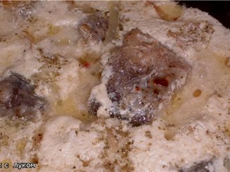Хек с луком в сметанном соусе