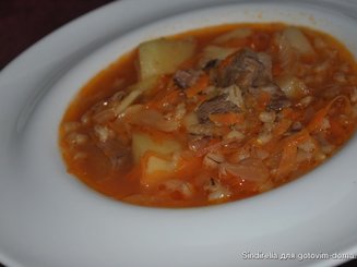 Густой суп из перловой крупы и квашеной капусты