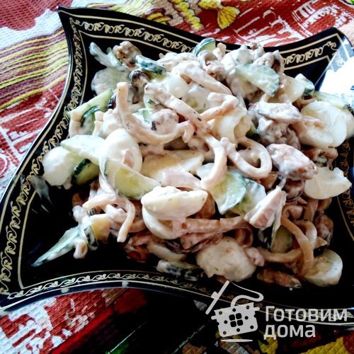 Салат с морепродуктами и свежим огурцом