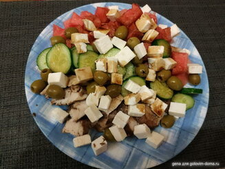 Греческий салат с куриной грудкой, арбузом и фетой