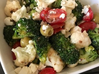 Греческий Салат из брокколи и цветной капусты с фетой