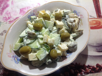Огуречный салат с маслинами и сыром