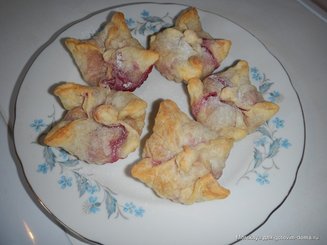 Слойки - пирожки с маскарпоне и вишней