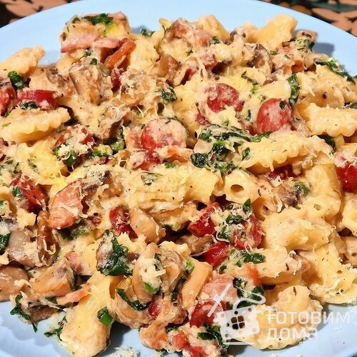 Паста с охотничьими колбасками, шампиньонами и шпинатом