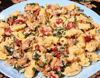 Паста с охотничьими колбасками, шампиньонами и шпинатом