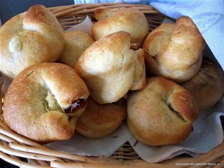 Чесночно-розмариновые булочки с беконом и сыром