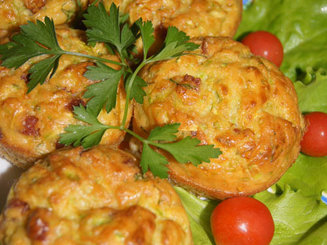 кабачковые кексы с луком и беконом