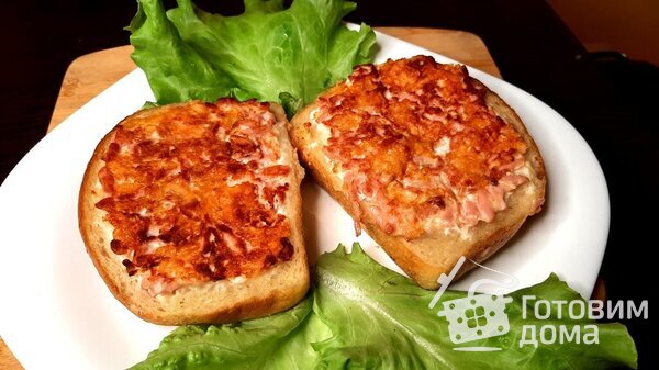 Бутерброд из яиц,  сыра и сосисок на сковороде фото к рецепту 1