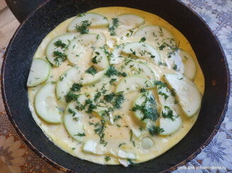 Нежный омлет с кабачками