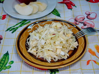 Салат из пекинской капусты с яблоком и яйцом