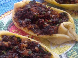 Бутерброды из слоеного теста с сыром, курицей и морковью
