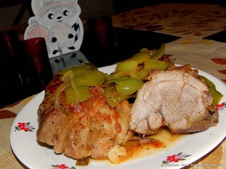 Мясо по-венгерски со сладким перцем и чили