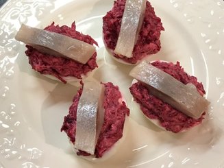 Яйца, фаршированные сельдью и свеклой