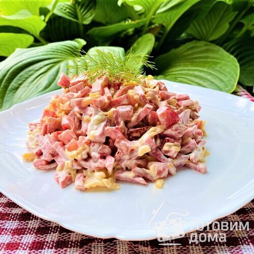 Салат с копченой колбасой, помидорами и сыром