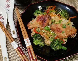 Китайская лапша с куриными крылышками и овощами