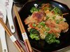 Китайская лапша с куриными крылышками и овощами