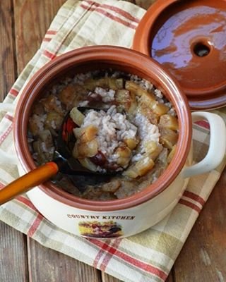 Рисовая каша с яблоками и сухофруктами