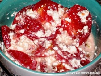 Салат из помидоров с творогом и чесноком