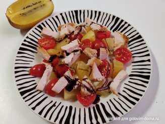 Салат с курицей, киви и помидором