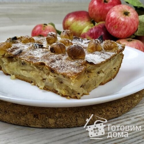 Яблочный пирог с орехами и корицей