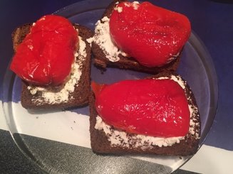 Бутерброды с жареным перцем и сметаной с зеленью