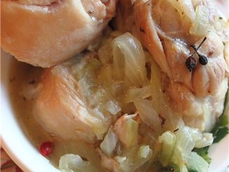 Курица, тушенная с луком