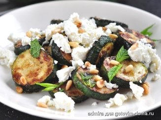 Салат из кабачков и перца с фетой и мятой