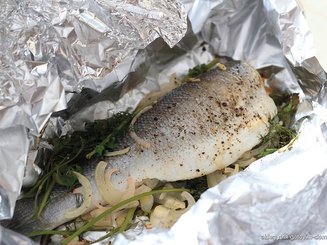 Дорада/сибас, запеченная с луком и зеленью