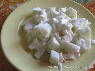 Теплый салат со свежим огурцом, картофелем и яйцом