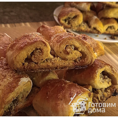 Слоеное печенье ушки с грецким орехом и сахаром