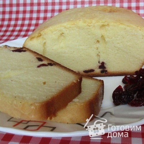 Нежный кекс с вишнёвыми цукатам на сгущённом молоке