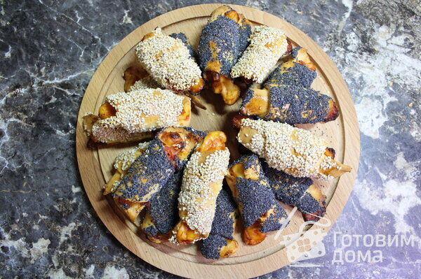 Вкусная выпечка из творога к чаю Рогалики  с салями и сыром фото к рецепту 8