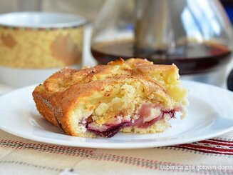 Пирог со сливами и яблоками