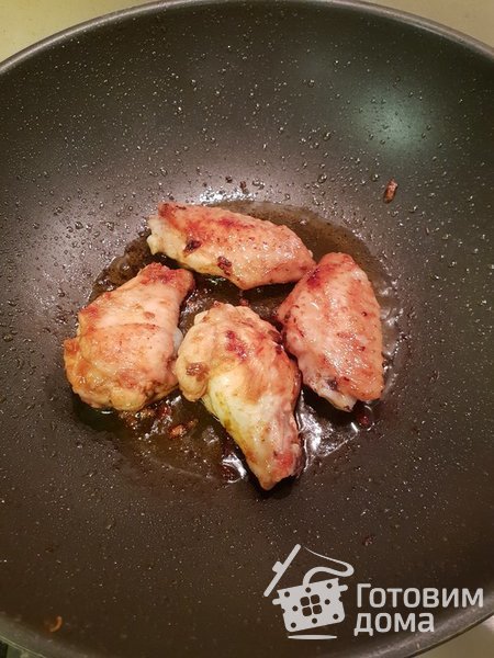 Китайская лапша с куриными крылышками и овощами фото к рецепту 4