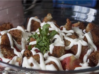 Салат из помидоров с прованскими крутонами