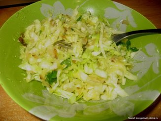 Салат из молодой капусты с жареным луком