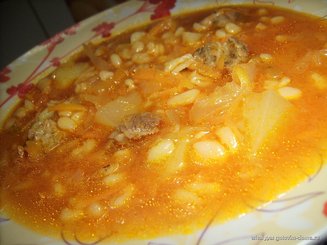 Густой суп из перловой крупы и квашеной капусты