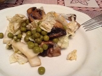 Салат из свежей капусты с жареными грибами
