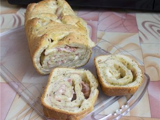 Пикантный кекс с салями, оливками и сыром