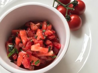 Сальса  клубничная с помидорами и кинзой